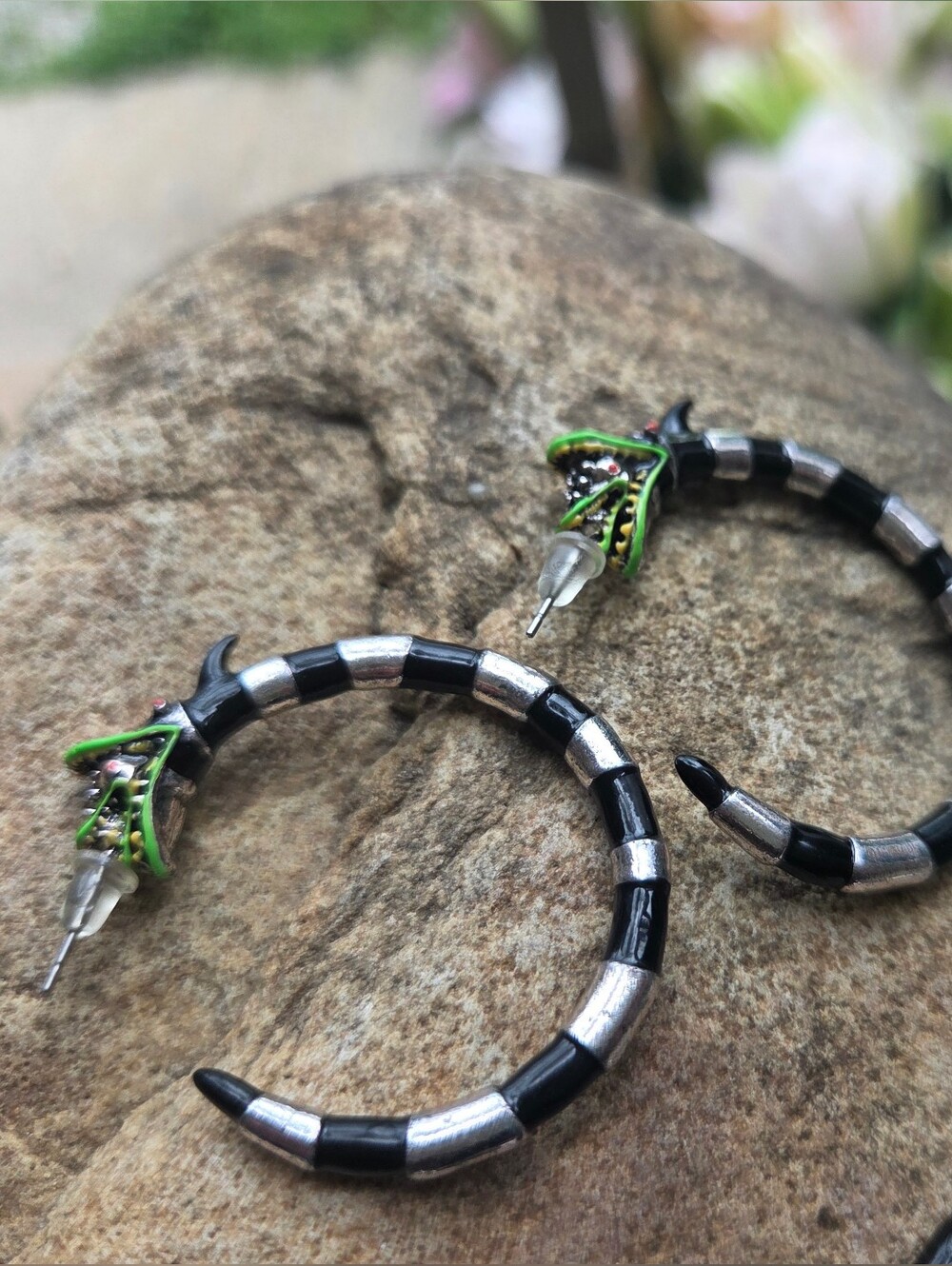 Hot Topic Beetlejuice Sandworm Necklace & Hoop Earrings Set NWOT Rare Gothic - Picture 7 of 10